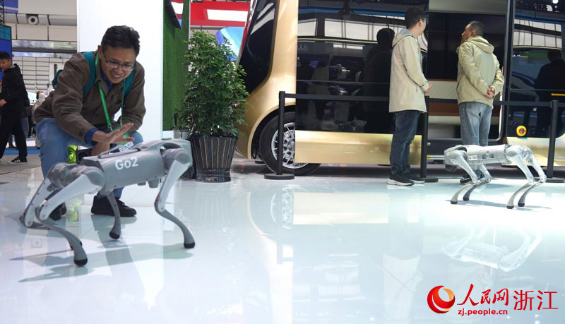 觀眾與機器狗互動。人民網 方彭依夢攝