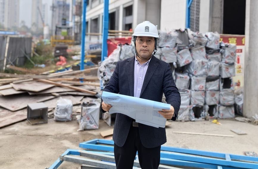 葉根航在2022年第19屆亞運會杭州場館富陽區建設工程審計項目現場。受訪者供圖