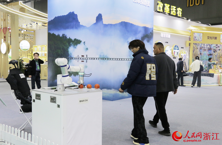 人們參觀分揀機器人。人民網記者 王麗瑋攝.jpg