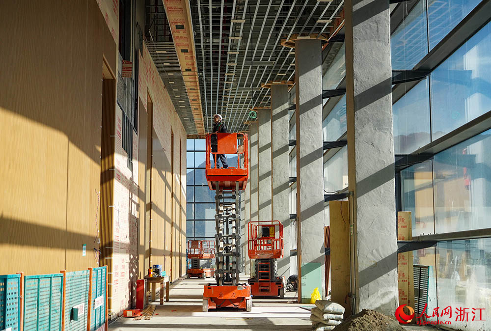 麗水南城運動綜合體項目建設正全力推進裝飾裝修、體育工藝安裝及室外配套等環節。人民網 章勇濤攝