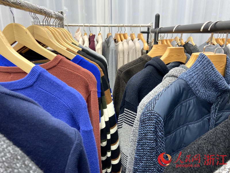 店鋪內的毛衫款式多樣。人民網 方彭依夢攝