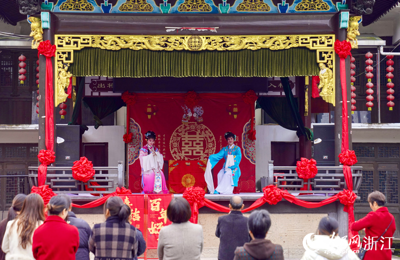 越劇表演引得村民、游客駐足。人民網記者郭揚攝