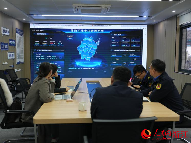 數智中心平臺接通了監控設備和執法部門數據庫資源，并自動生成數據。人民網 程欣攝