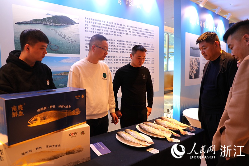 活動現場，杭州的酒店代表與南麂大黃魚生產企業洽談合作。人民網 方彭依夢攝