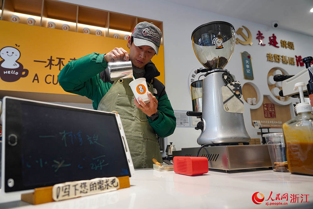 “一杯幸?！笨Х瑞^是丁蘭街道助殘扶弱的公益平臺之一，顧客每杯飲品的消費都有一元用于幫助街道的特殊困難人群。人民網 章勇濤攝