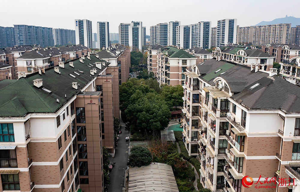 空中俯瞰上城區丁蘭街道大唐苑小區，它是杭州市第一個整體推進加裝電梯的安置房小區。人民網 章勇濤攝