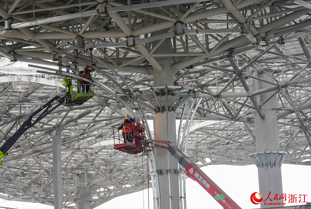 近日，在位于嘉興市秀洲區的嘉興機場項目現場，工人正在有條不紊地忙碌著。人民網 章勇濤攝