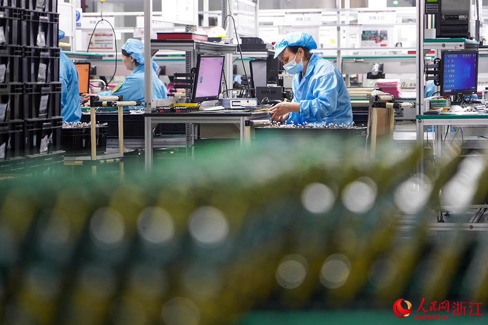 近日，在杭州市上城區多家制造業企業生產線上，工作人員正在有條不紊地趕制訂單。人民網 章勇濤攝