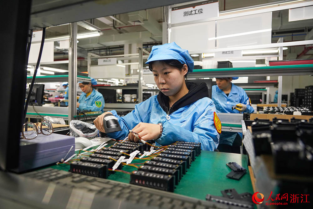 近日，在杭州市上城區多家制造業企業生產線上，工作人員正在有條不紊地趕制訂單。人民網 章勇濤攝