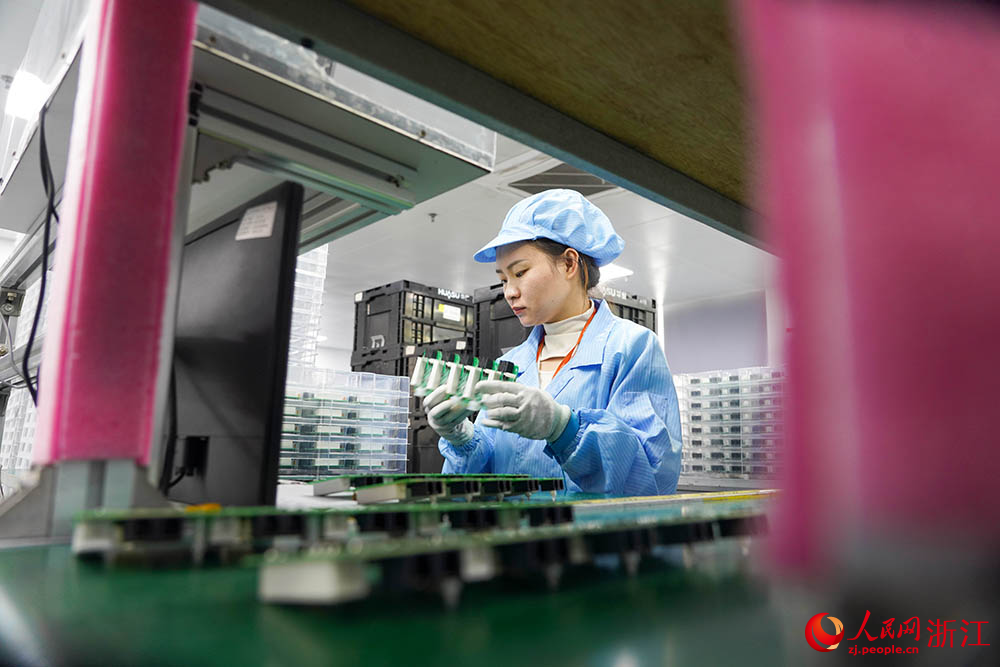 近日，在杭州市上城區多家制造業企業生產線上，工作人員正在有條不紊地趕制訂單。人民網 章勇濤攝