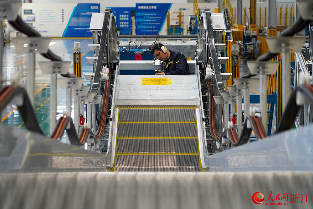 近日，在杭州市上城區多家制造業企業生產線上，工作人員正在有條不紊地趕制訂單。人民網 章勇濤攝