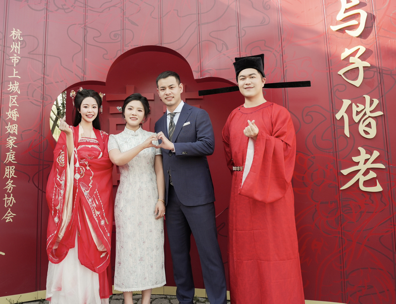 新人們在上城區婚姻登記處桃喜仙子與祿大人見證下留影紀念。受訪者供圖