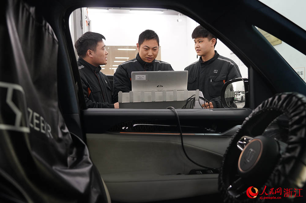 近日，在寧波江北甬江街道一家車企維修車間里，技術負責人向員工講解維修相關事項。人民網 章勇濤攝