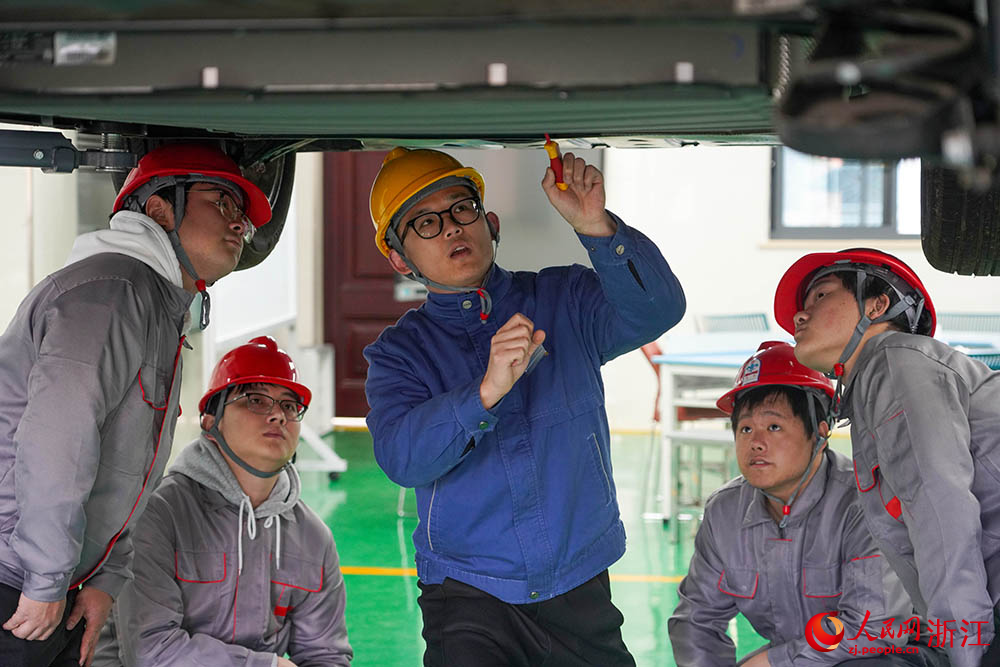 近日，在位于寧波市江北區的寧波技師學院，教師帶領學生進行新能源汽車的維修實訓。人民網 章勇濤攝