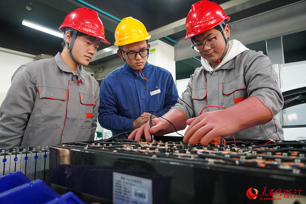 近日，在位于寧波市江北區的寧波技師學院，教師帶領學生進行新能源汽車的維修實訓。人民網 章勇濤攝