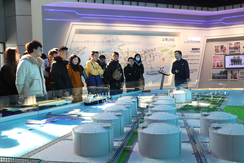 青年干部了解洋山深水港的發展布局。嵊泗縣委宣傳部供圖