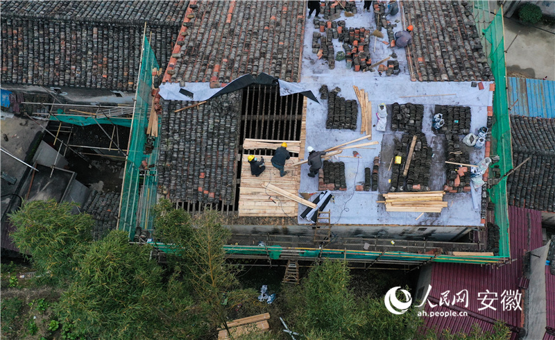 傳統建筑屋頂翻新。人民網記者 張俊攝