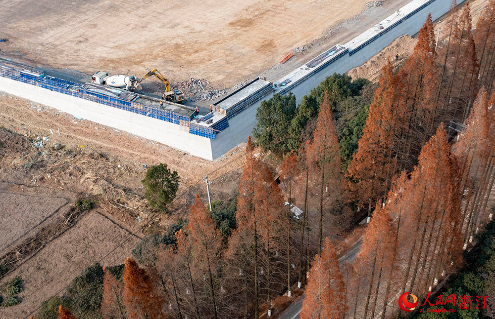 在位于寧波市寧?？h的甬臺溫改擴建寧波南段項目施工現場，工人正在有序施工。人民網 章勇濤攝