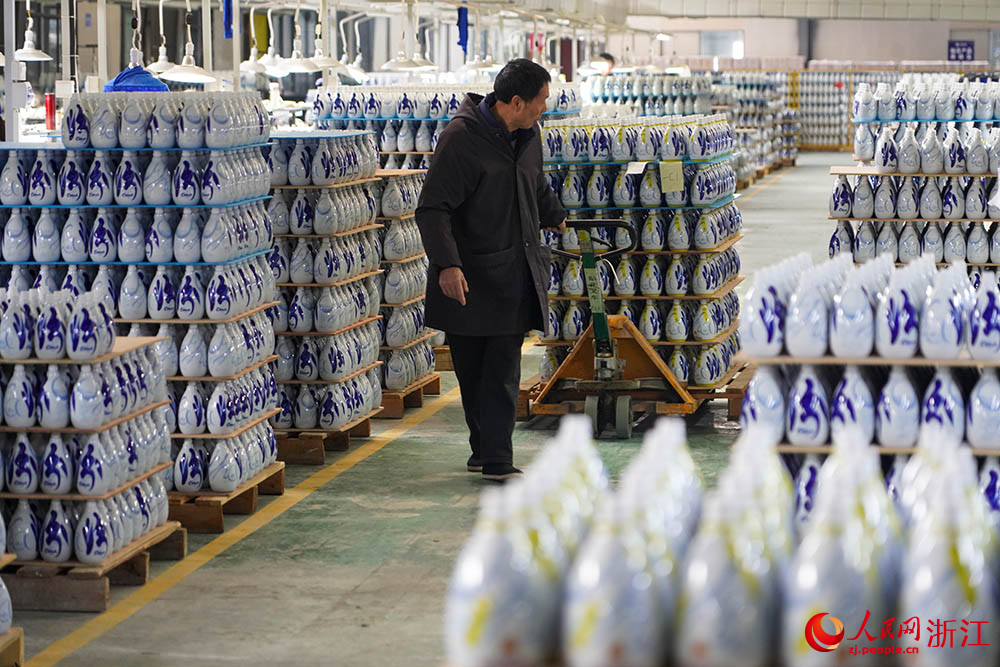 工人在生產線上忙碌著。人民網 章勇濤攝