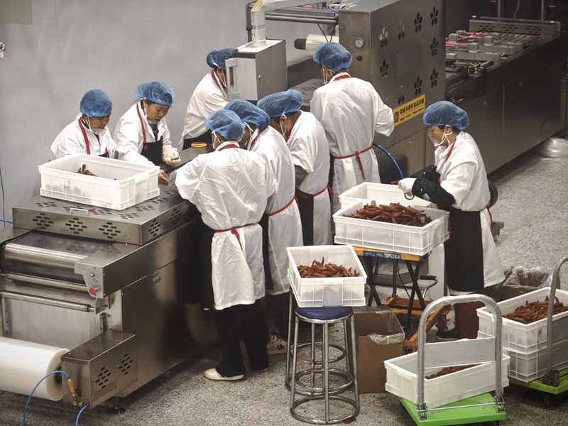 “仙薯”共富工坊內，工人們正在加工番薯。蓮都區仙渡鄉供圖