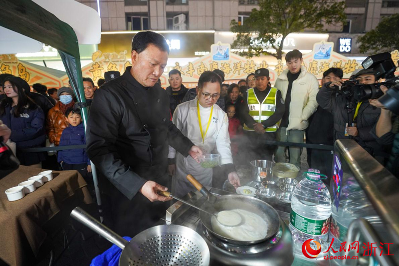 活動現場，徐步榮親自烹飪溫州大黃魚的菜品“雪筍黃魚盅”。人民網 章勇濤攝