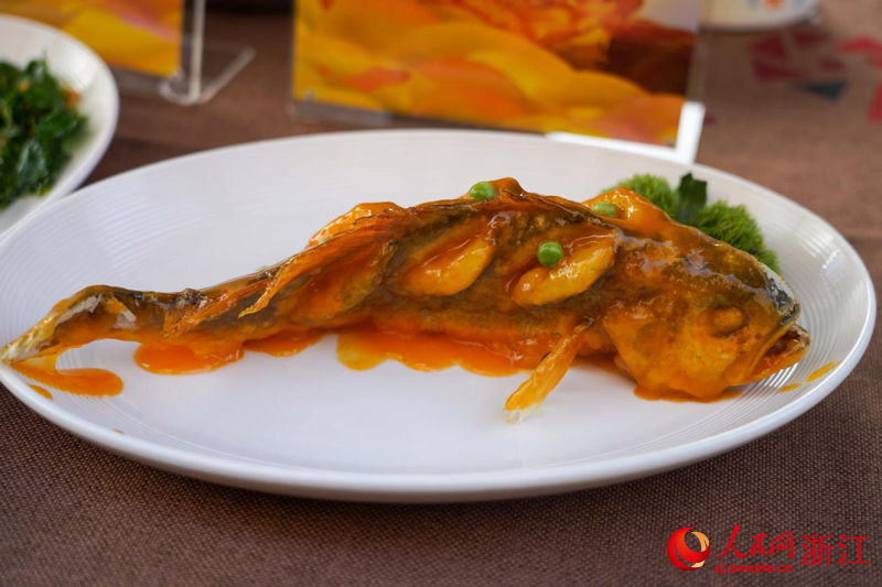 炸溜黃金溫州大黃魚。人民網 章勇濤攝