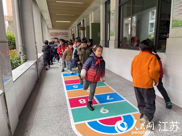 無錫市新吳區春陽實驗學校利用“課間15分鐘”開展豐富多彩的活動。人民網 鞠峰攝