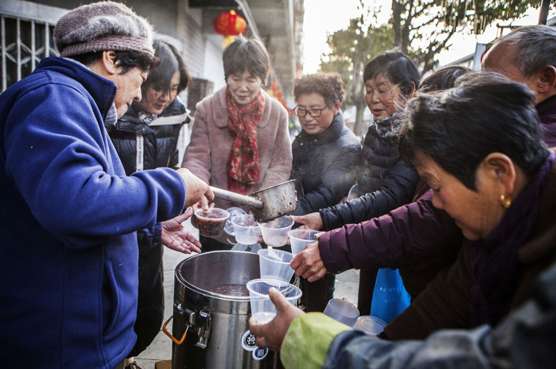 分發臘八粥。嵊泗縣委宣傳部供圖