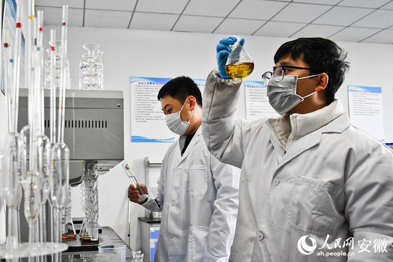 工大開元環?？萍迹ǔ荩┕煞萦邢薰竟ぷ魅藛T進行實驗。人民網記者 周坤攝