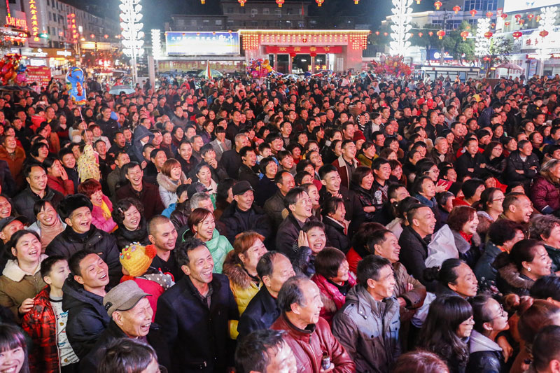 遂昌縣廣大群眾在家門口觀看鄉村村晚。遂昌縣文廣旅體局供圖