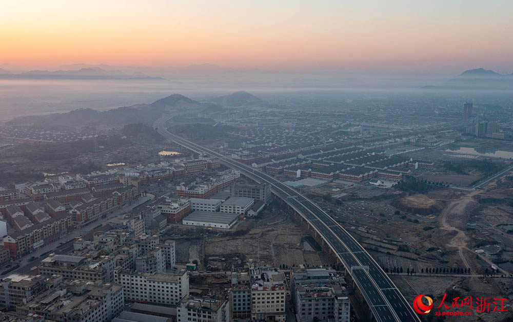 1月17日，空中俯瞰義東高速東陽段。人民網 章勇濤攝