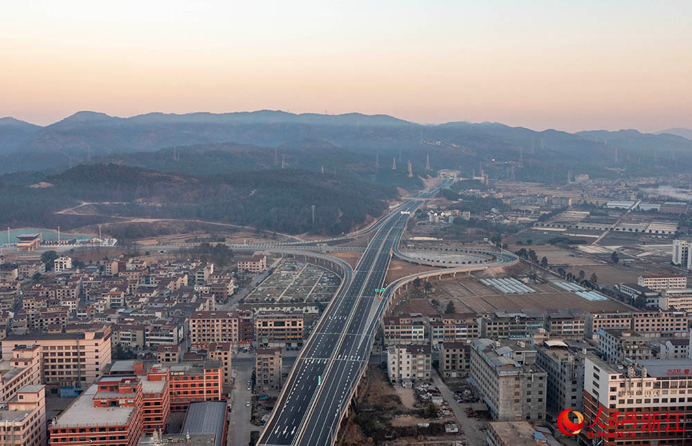 1月17日，空中俯瞰義東高速東陽段。人民網 章勇濤攝