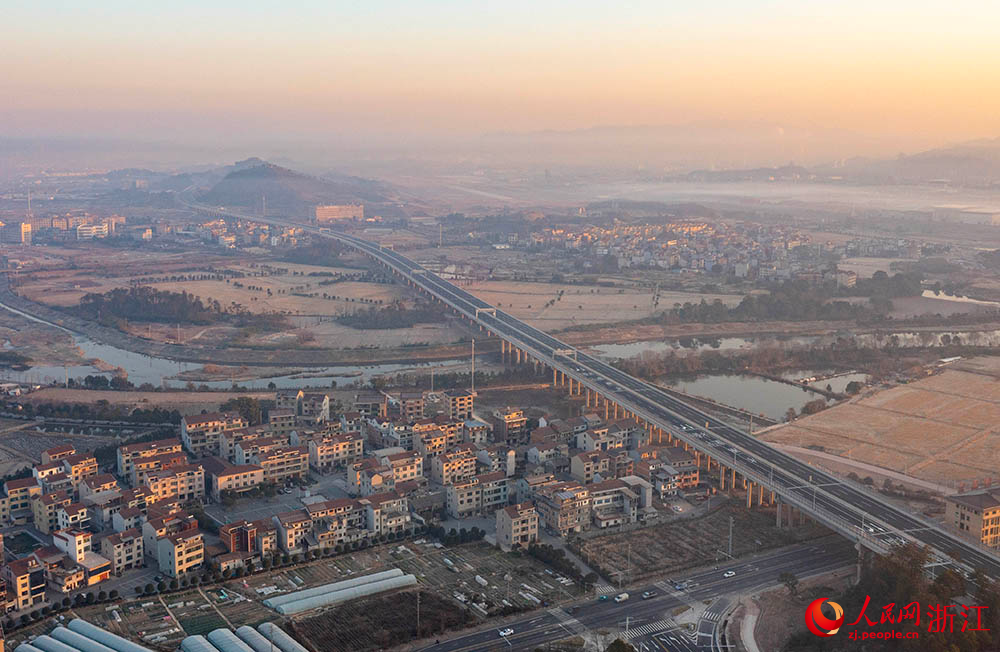 1月17日，空中俯瞰義東高速東陽段。人民網 章勇濤攝