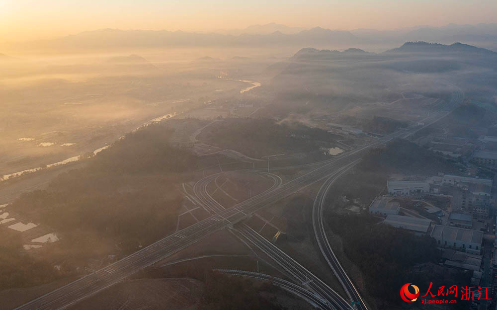 1月17日，空中俯瞰義東高速東陽段。人民網 章勇濤攝