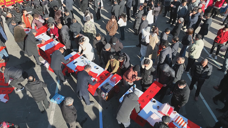 文聯成員潑墨揮毫，在春聯紙上寫下一句句吉祥語。景寧縣委宣傳部供圖