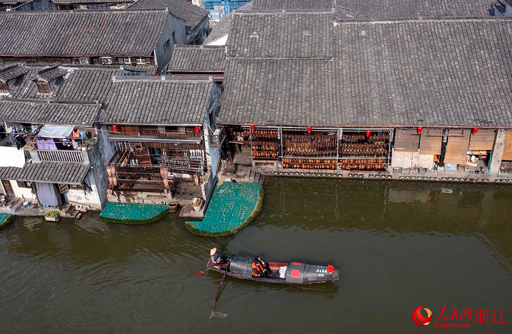 在浙江省紹興市柯橋區安昌古鎮，游客感受江南水鄉的獨特韻味。人民網 章勇濤攝