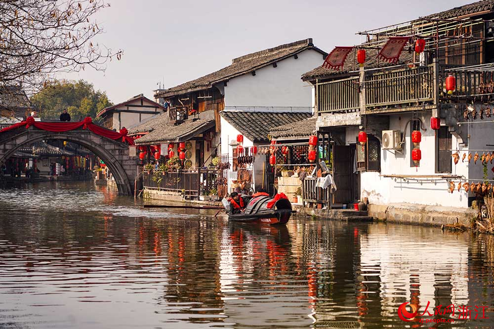 在浙江省紹興市柯橋區安昌古鎮，游客感受江南水鄉的獨特韻味。人民網 章勇濤攝