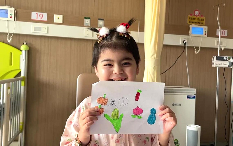 經過精心護理，小依依的精神狀態越來越好。浙大兒院供圖