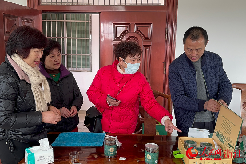 回頭客趙女士（右二）帶著朋友來買香榧。人民網記者 葉賓得攝