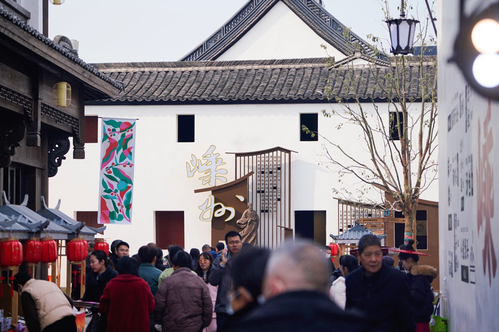 嵊州老城·東前街上人頭攢動。嵊州市委宣傳部供圖