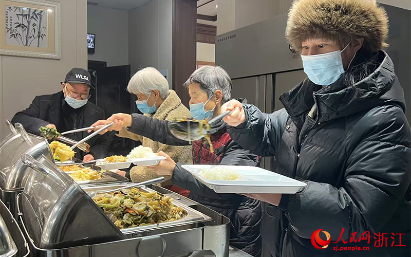 大家有序盛取飯菜。人民網記者 艾宇韜攝