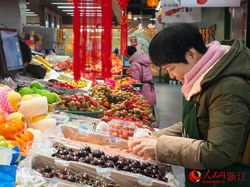 攤主正整理攤位上的商品。人民網 劉欣蔚攝