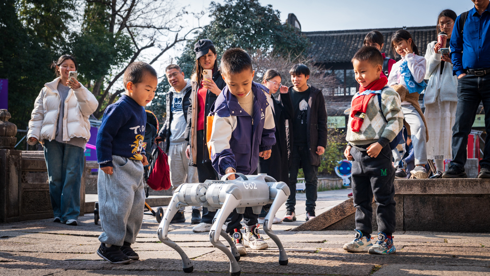 作為互聯網小鎮，烏鎮與時俱進，將現代科技融入傳統年味中。烏鎮景區供圖