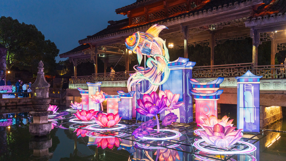 科技感滿滿的賽博花燈“年年有余”。烏鎮景區供圖