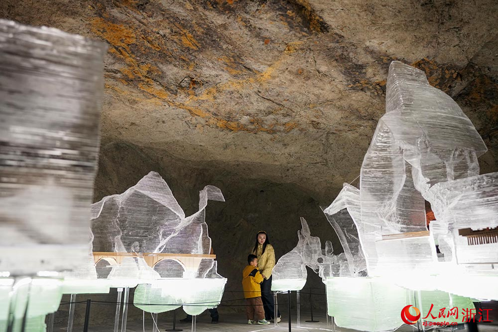 在浙江省臺州市黃巖石窟，石窟模型吸引游客駐足觀看。人民網 章勇濤攝