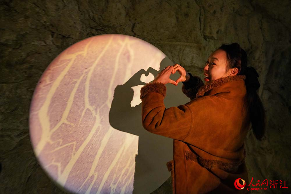 在浙江省臺州市黃巖石窟，洞穴景觀吸引游客駐足打卡。人民網 章勇濤攝