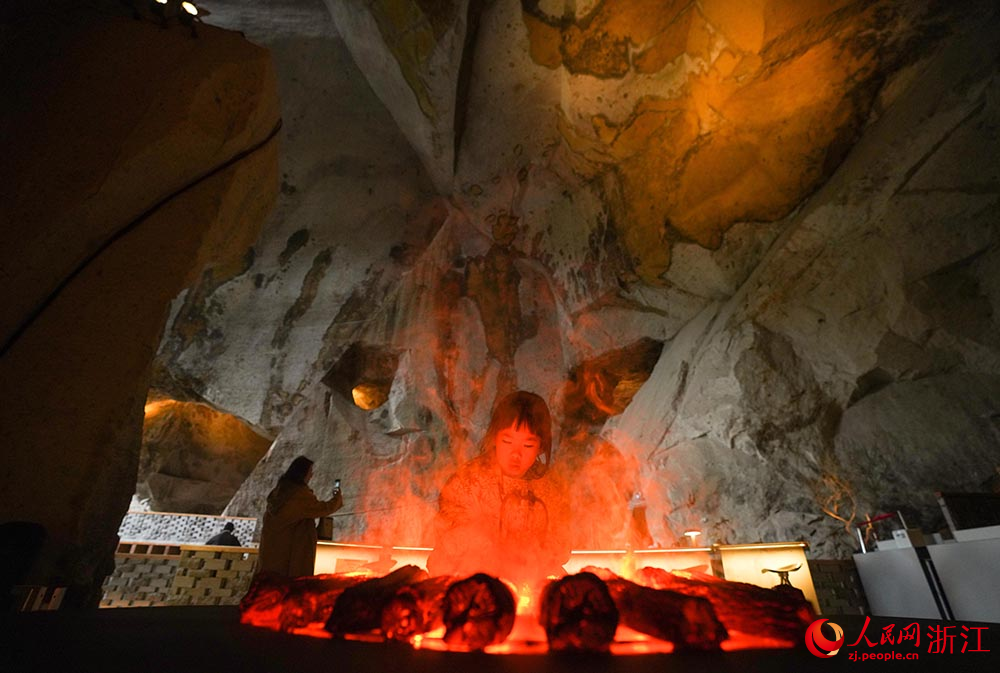 在浙江省臺州市黃巖石窟，一小朋友在石窟內玩耍。人民網 章勇濤攝