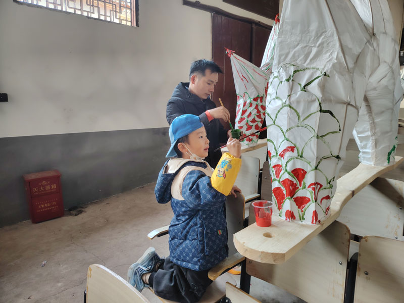 為板龍上色。雅溪鎮供圖