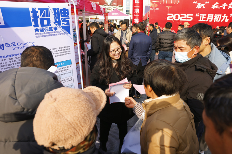 求職者了解企業崗位薪資待遇。淳安縣委宣傳部供圖