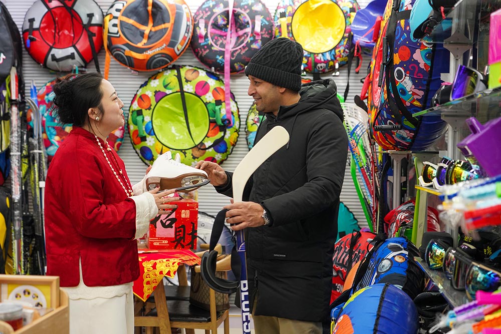 在浙江義烏國際商貿城，外商和市場經營戶在洽談冰雪用品生意。人民網 章勇濤攝
